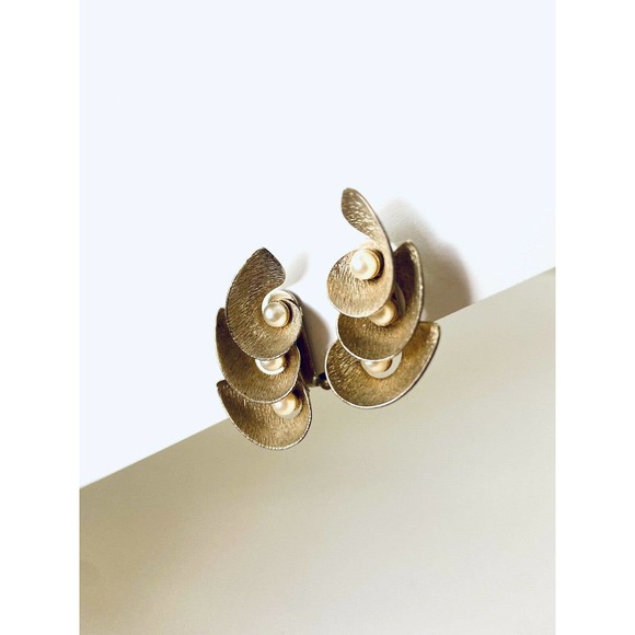 VTG Flower 2D Gold Tone Clip On Earrings - Picture 4 of 9